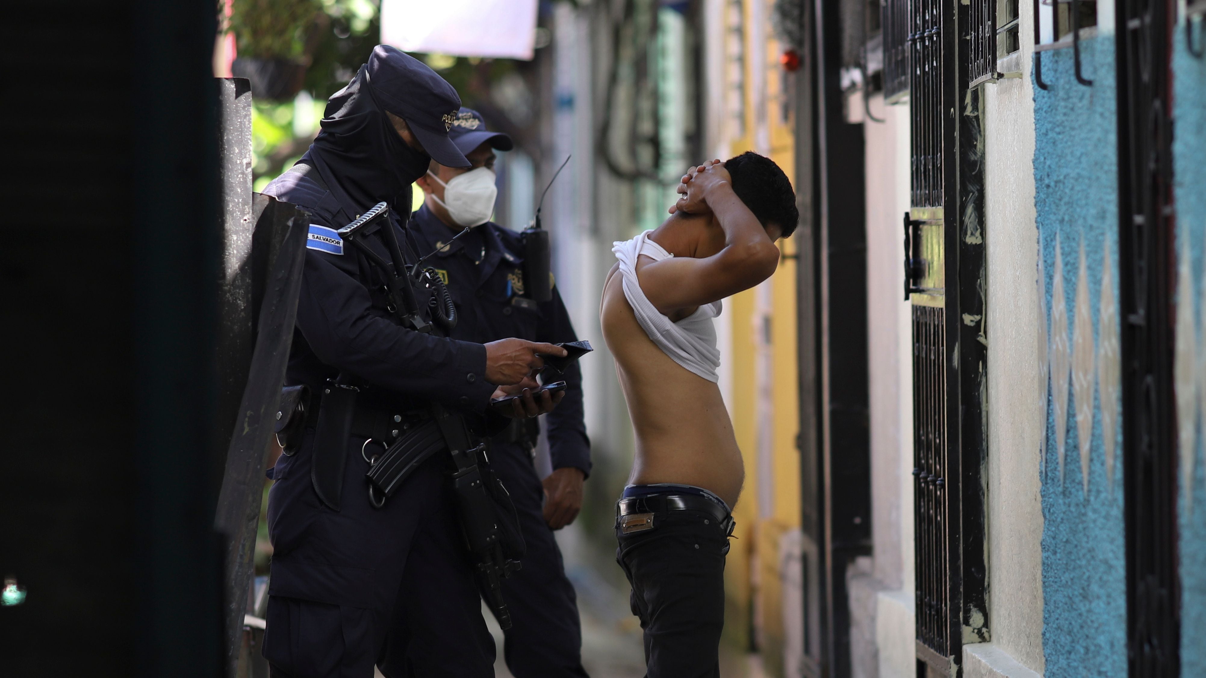 Cuatro de los detenidos bajo el régimen de excepción de Bukele en El Salvador aparecieron muertos en una fosa común. (AP)