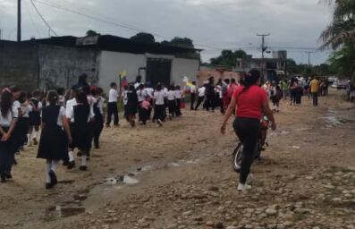 Marcha por el Esequibo, de niños y jóvenes, que fueron sacados  por las calles de El Nula, Apure