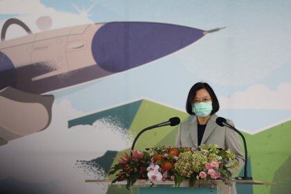 El presidente taiwanés, Tsai Ing-wen, abre una planta de mantenimiento de aviones de combate F-16 en Taichung, Taiwán.  REUTERS / Ann Wang