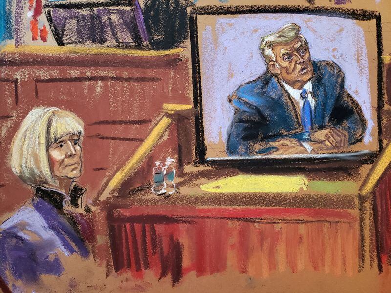 La ex columnista de la revista Elle, E. Jean Carroll, observa cómo se reproduce en el tribunal la declaración en vídeo del ex presidente Trump durante el juicio civil en Nueva York. (REUTERS/Jane Rosenberg)