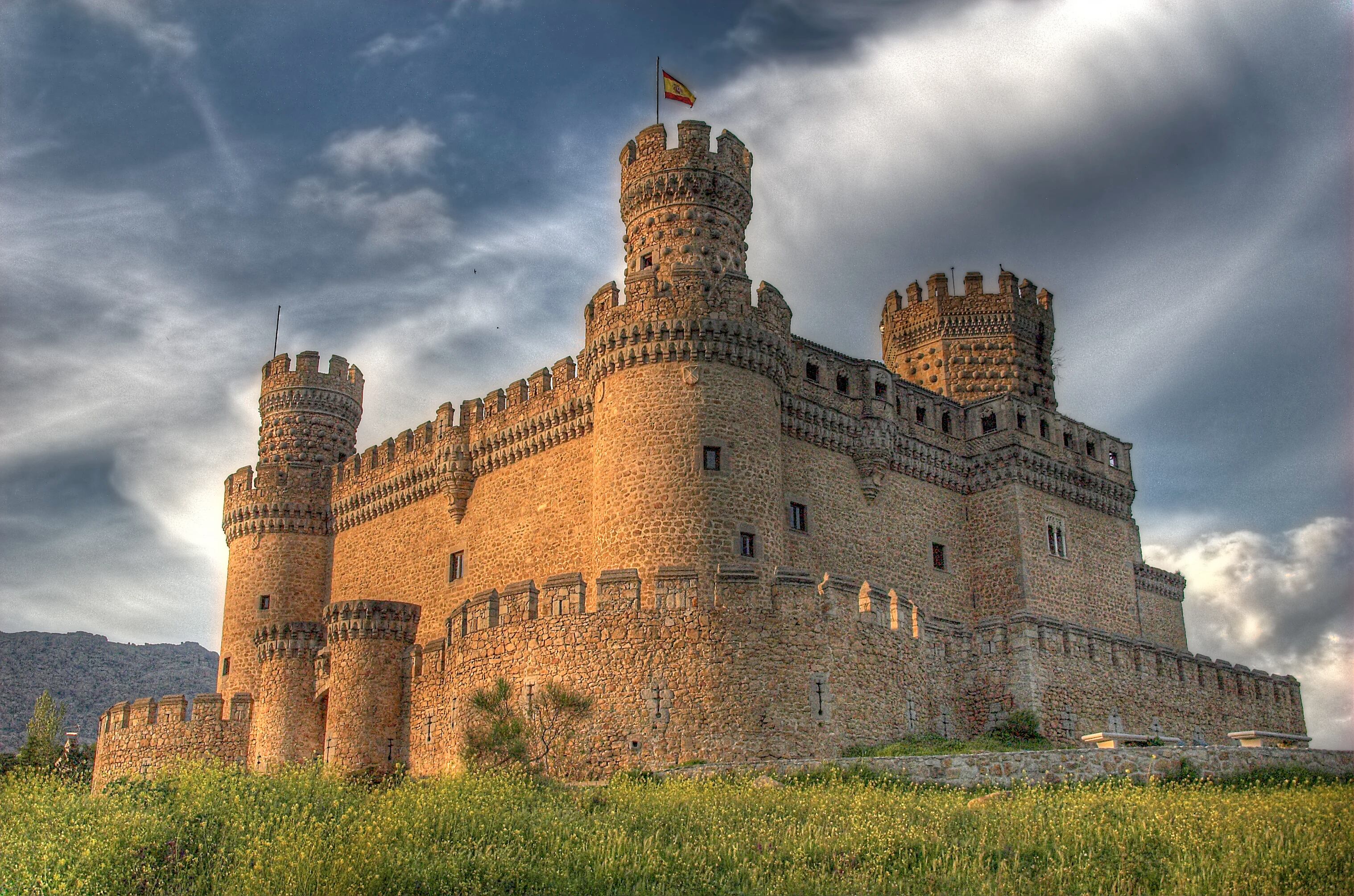 Когда были 1 замок. Замок Мансанарес-Эль-Реал замки Испании. Замок Мансанарес Мадрид. Кастильо де Альмодовар замок. Замок Бельмонте Испания.