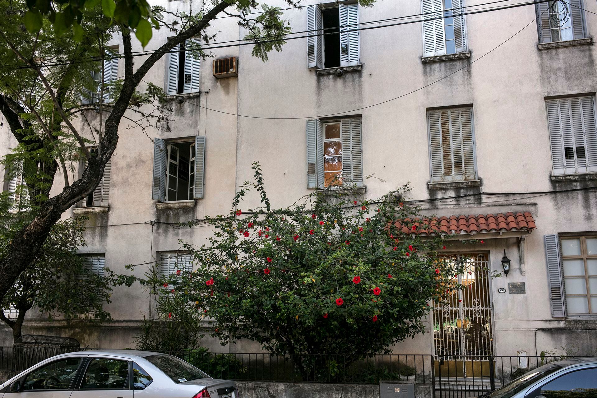 Edificio y puerta de entrada al departamento que Julio Cortázar habitó en el Barrio Rawson (Foto: Ricardo Ceppi)
