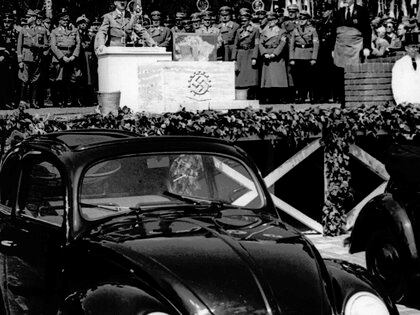 Adolf Hitler en 1938, cuando se presentó el Escarabajo, un auto creado en base a otro Tatra, el T97. (AP)