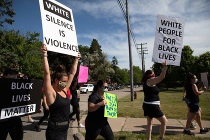 "El silencio blanco es violencia", exclaman los protestantes en Michigan (REUTERS/Emily Elconin)