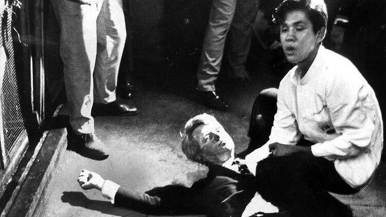 Bobby Kennedy fue asesinado el mismo día en que gana la decisiva contienda en el estado de California y en la cocina del hotel donde celebraba la victoria 