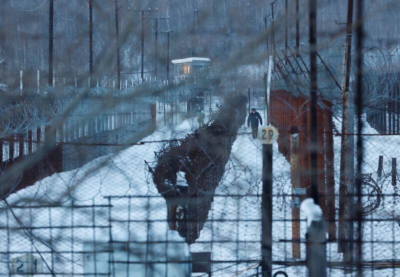 Un miembro del Servicio Penitenciario Federal camina por la colonia penal IK-3, donde cumplía condena el político opositor ruso Alexei Navalny, en el asentamiento de Kharp, en la región de Yamal-Nenets, Rusia (REUTERS/Colaborador)
