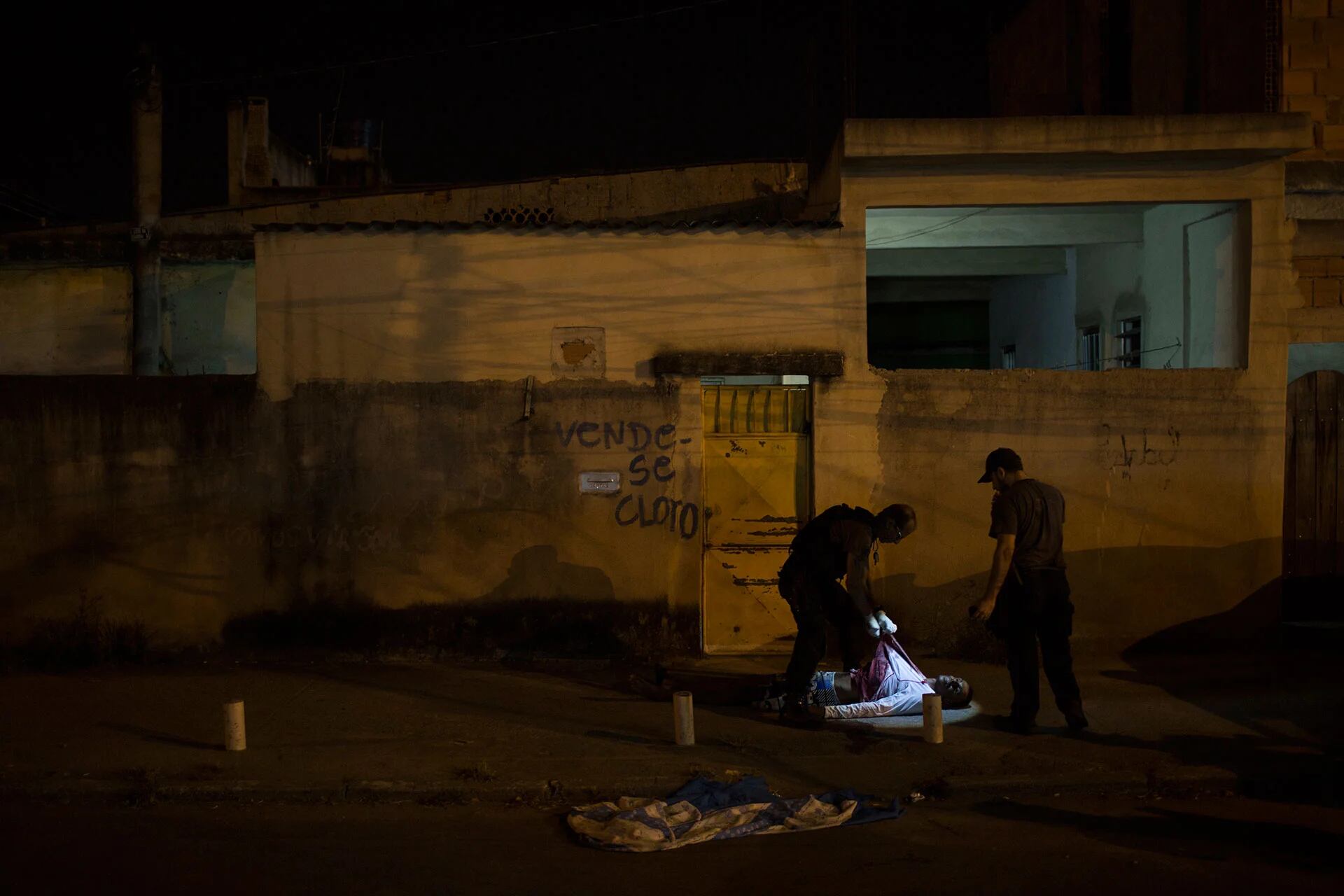 Agentes de la Policía de Río retiran el cadáver de un joven asesinado (AP)