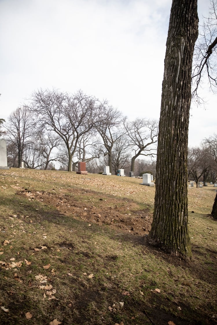 La tumba de Kelly Catlin en el cementerio Lakewood en Minneapolis (Foto: Jenn Ackerman for The New York Times)