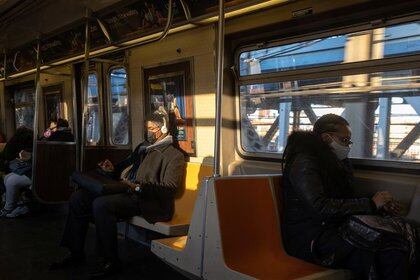 Pasajeros con mascarillas en el metro de Nueva York (REUTERS/Jeenah Moon)