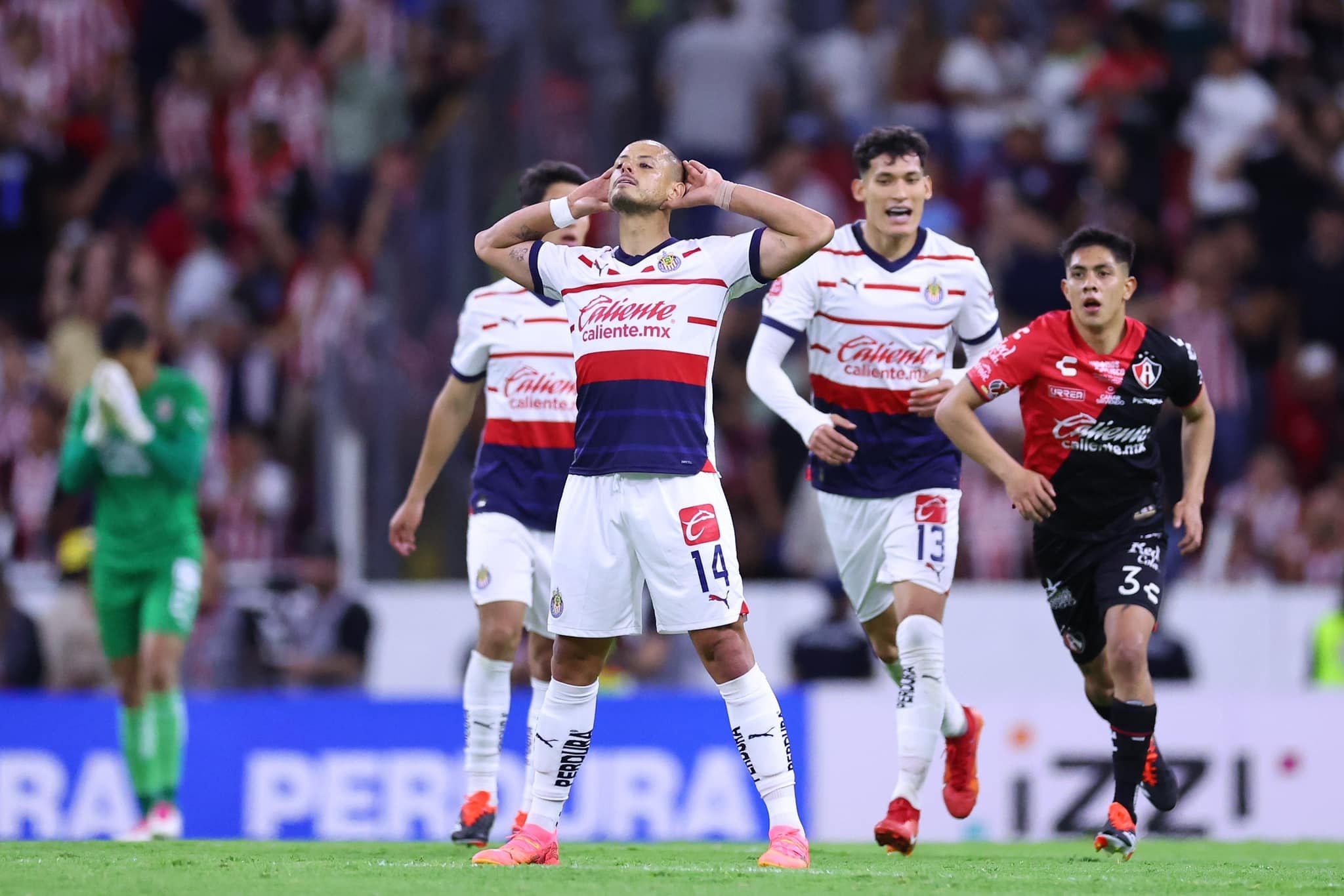 La victoria del Rebaño Sagrado, marcada por el gol de Roberto Alvarado y las celebraciones de Chicharito, aviva la rivalidad futbolística y asegura su lugar en los Cuartos de Final