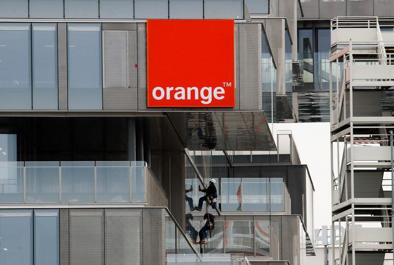 FOTO DE ARCHIVO: El logotipo del grupo de telecomunicaciones francés Orange en Issy-les-Moulineaux, cerca de París, Francia, el 16 de febrero de 2021. REUTERS/Gonzalo Fuentes
