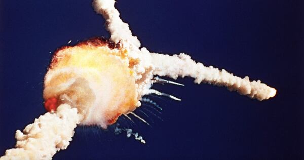 La desintegración del tanque exterior de combustible incendió el Challenger. (Bruce Weaver/AP)