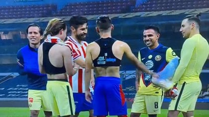 Oribe Peralta agarró a los jugadores del América contra Chiva después del partido (Foto: Captura de pantalla)