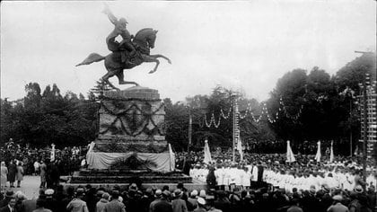 Año 1929: alumnos de escuelas y público en general al pie del monumento a Belgrano en el parque Independencia de Rosario, acto en conmemoración del 9 de Julio (Archivo General de la Nación)
