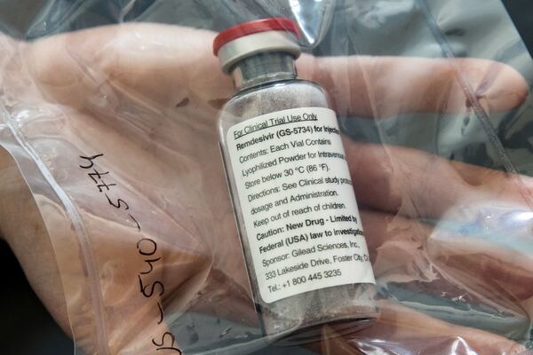 Se muestra una ampolla del medicamento contra el ébola Remdesivir durante una conferencia de prensa en el Hospital Universitario Eppendorf (UKE) en Hamburgo, Alemania, el 8 de abril de 2020, mientras continúa la propagación de la enfermedad por coronavirus (COVID-19).  Ulrich Perrey / Pool vía REUTERS
