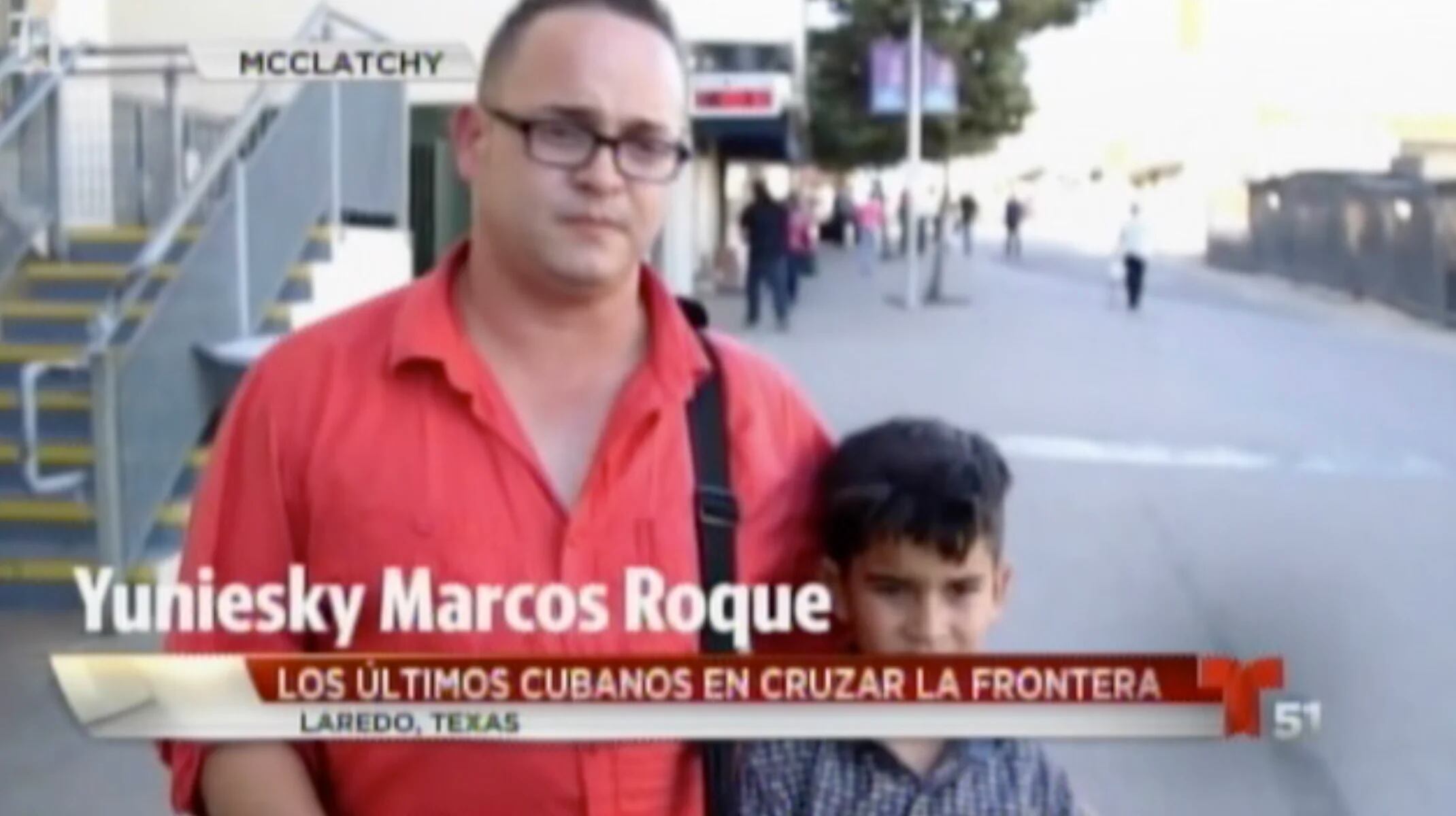 Yuniesky Marcos Roque y su hijo, los últimos cubanos que autorizaron a entrar a los EEUU por la frontera en Laredo, Texas (captura: Telemundo 51 Miami / McClatchy)