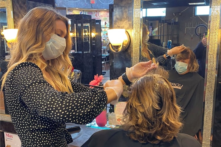 Varios de los estados que retomaron actividades permitieron la reapertura de salones de belleza, barberías y peluquerías caninas. (REUTERS/Rich McKay)