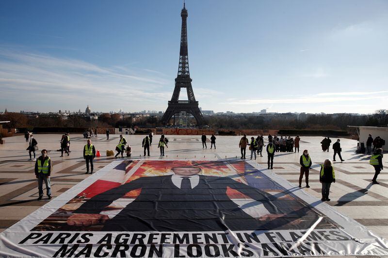 FOTO DE ARCHIVO: Activistas climáticos celebran el quinto aniversario del Acuerdo de París sobre cambio climático en París, Francia, 10 de diciembre del 2020.   REUTERS/Benoit Tessier