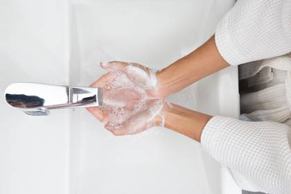 La manera de hacerlo es colocar el producto en la palma de la mano, y luego proceder a realizar la limpieza correctamente (Shutterstock)