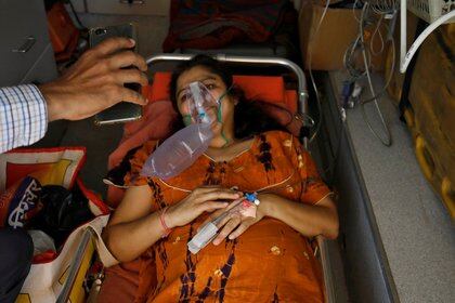 Madhuriben S Parmar es atendida por paramédicos en Ahmedabad, India, tras no responder por causas de COVID-19. REUTERS/Amit Dave