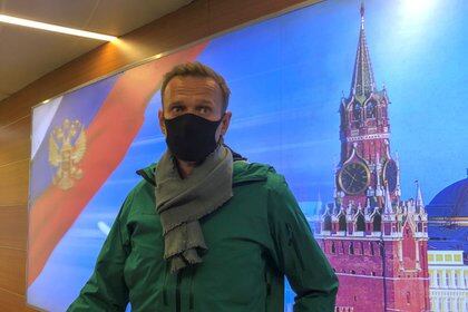 El líder opositor ruso Alexei Navalny habla con periodistas al llegar al aeropuerto de Sheremetyevo en Moscú, Rusia, 17 de enero de 2021. REUTERS/Polina Ivanova