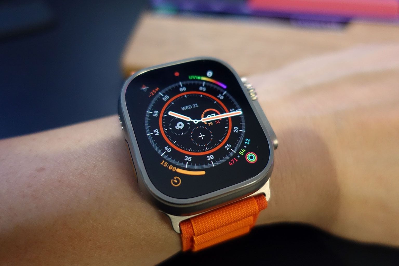 No se sabe mucho sobre la actualización del Apple Watch Ultra premium, aparte de que, según se informa, conservará su tamaño de 49 mm y vendrá con una nueva caja de titanio más oscura. (Hardware Zone)