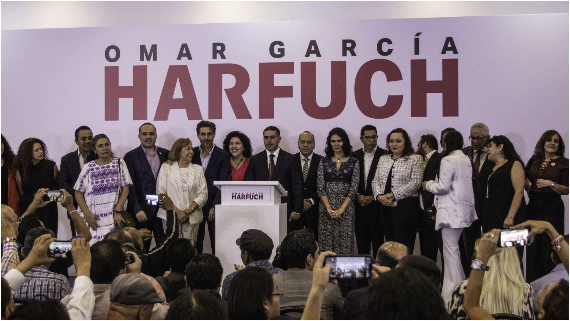 El exfuncionario con integrantes de Morena. (Cuartoscuro)