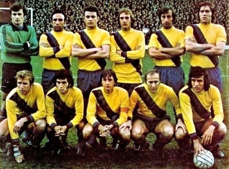 La formación del Barça a fines de los 70, con Cruyff (capitán, tercero abajo de izquierda a derecha) y Heredia (con la pelota, abajo a la derecha). Foto @Elwood_White