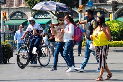 Personas caminan por la calle sin seguir las medidas de sanidad por la covid-19 en Ciudad de México (México). EFE/José Pazos/Archivo
