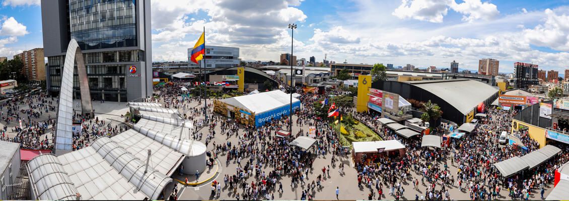 Miles de personas asisten cada año a la Feria Internacional del Libro de Bogotá - crédito FILBo