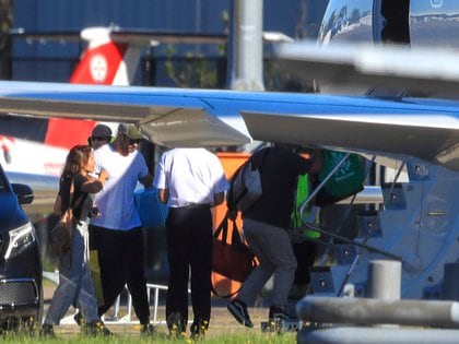 Elsa Pataky y Chris Hemsworth tomaron un jet para regresar a su casa de Byron Bay desde Sídney. La pareja viajó en un avión privado junto a sus hijos