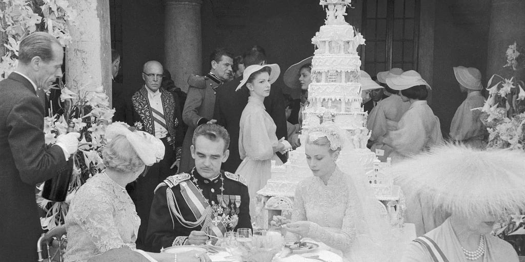 La boda de cuento de hadas de Grace Kelly y el Príncipe Rainiero y el traje de novia más copiado de la historia