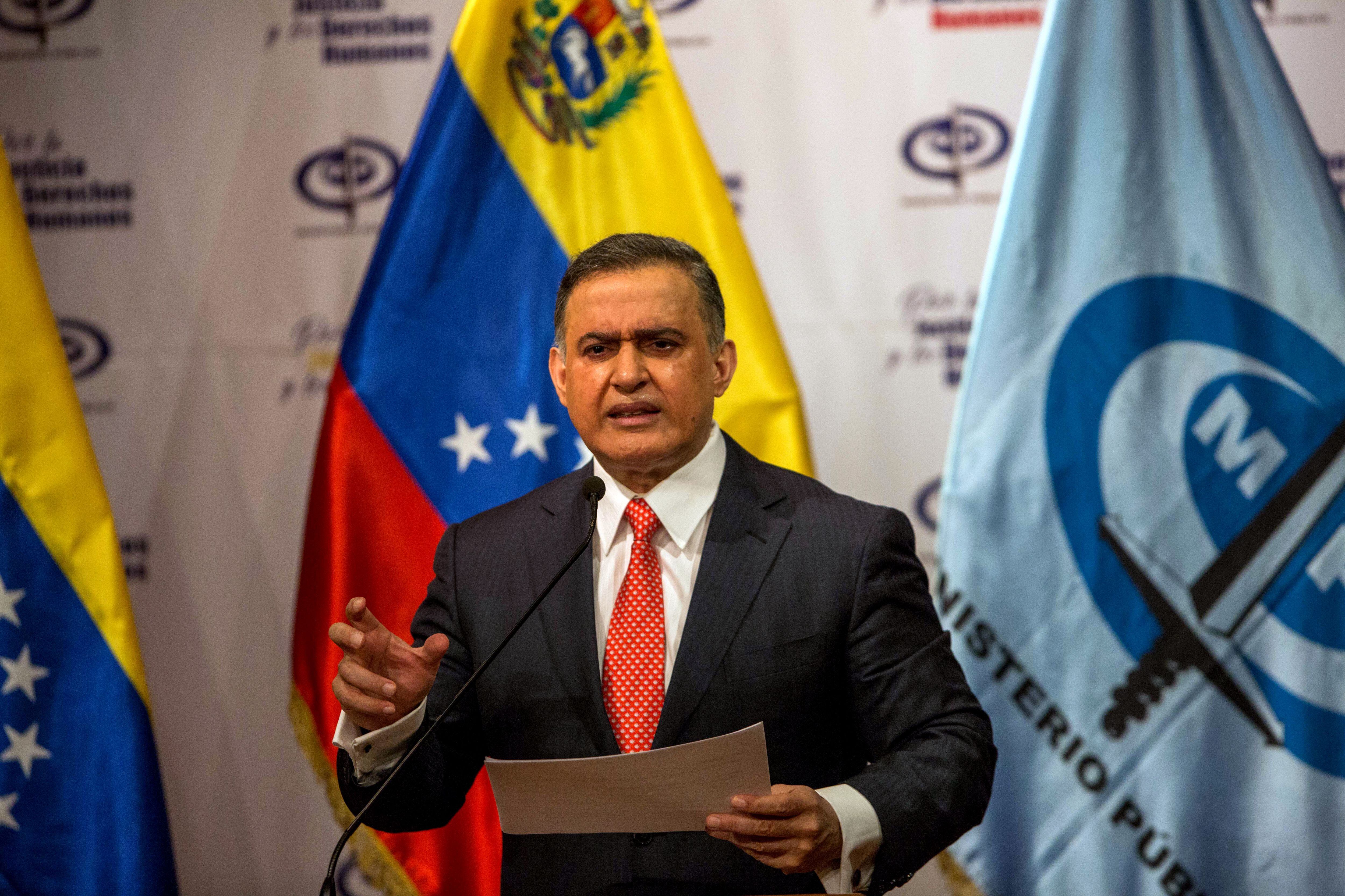 El fiscal general de la dictadura venezolana explicó que, además de dictar la orden de aprehensión, se hará “la respectiva solicitud de alerta roja a Interpol para que este sujeto pague por estos delitos”. (EFE/Cristian Hernández)
