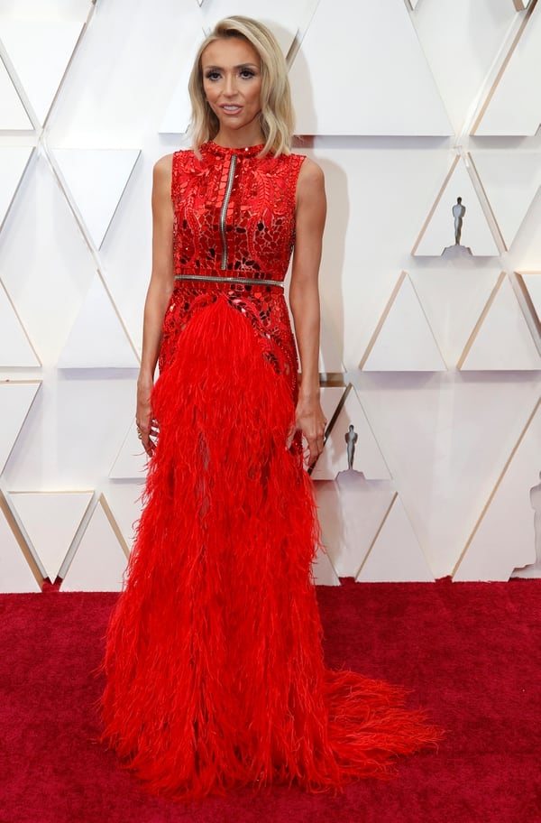 Giuliana Rancic, la mítica conductora de las alfombras rojas, lució un vestido rojo con una falda de plumas y la parte superior de la pieza íntegramente bordada con venecitas 