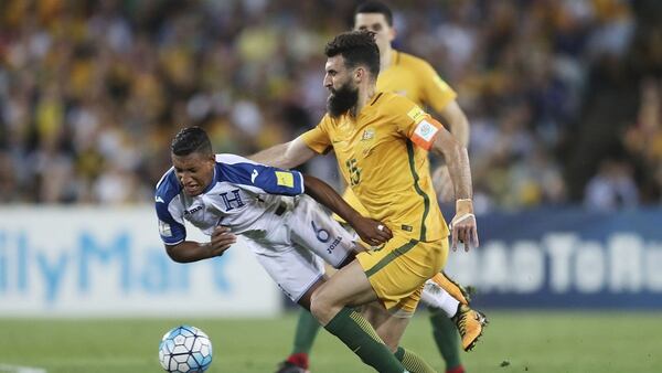 Mile Jedinak, capitán de Australia, fue el autor de los tres goles de su equipo (Getty)