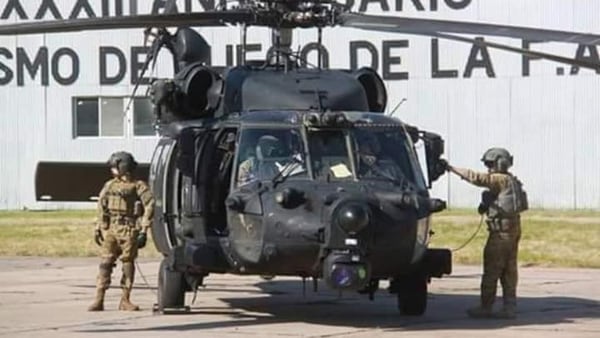 Un MH-60 Black Hawk junto a su tripulación en El Palomar