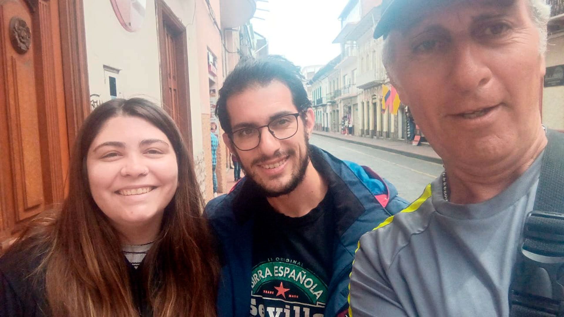 Claudio junto a su hijo y la novia en Ecuador