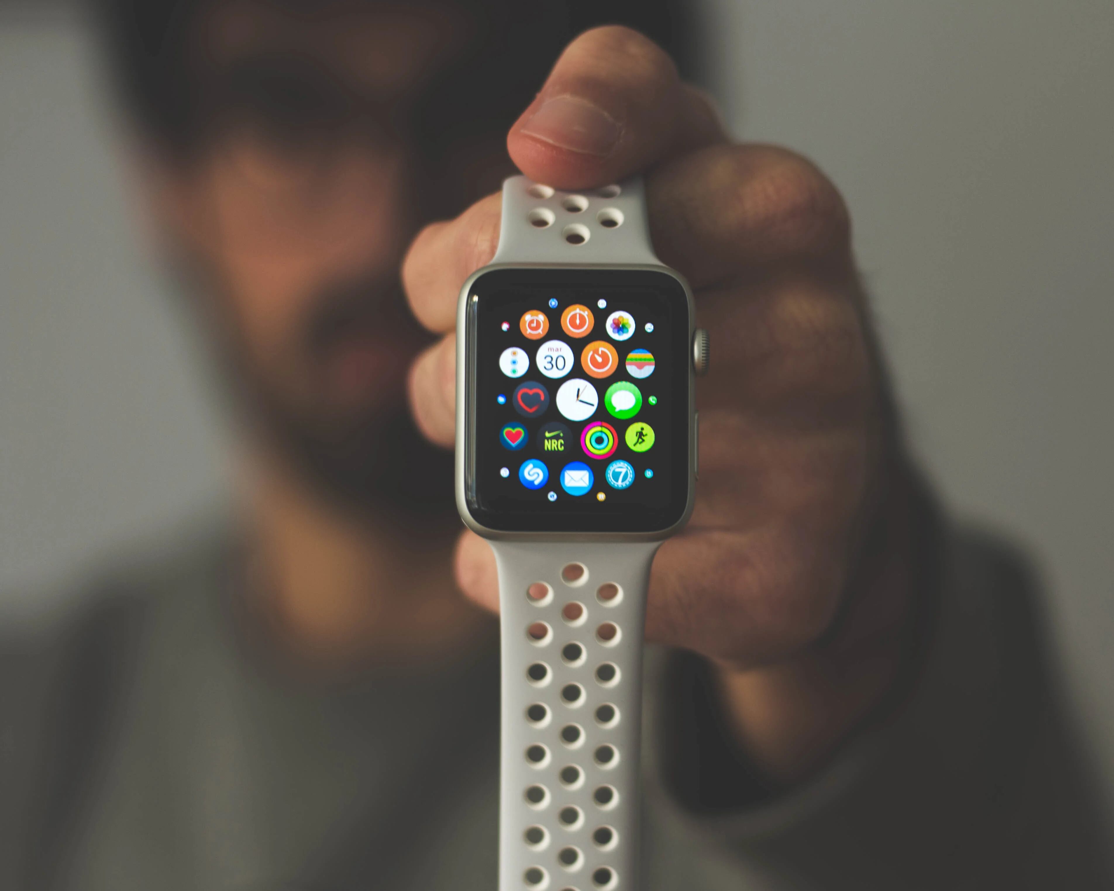 Los relojes inteligentes necesitan emitir una luz para tomar los datos de salud del usuario. (Unsplash)