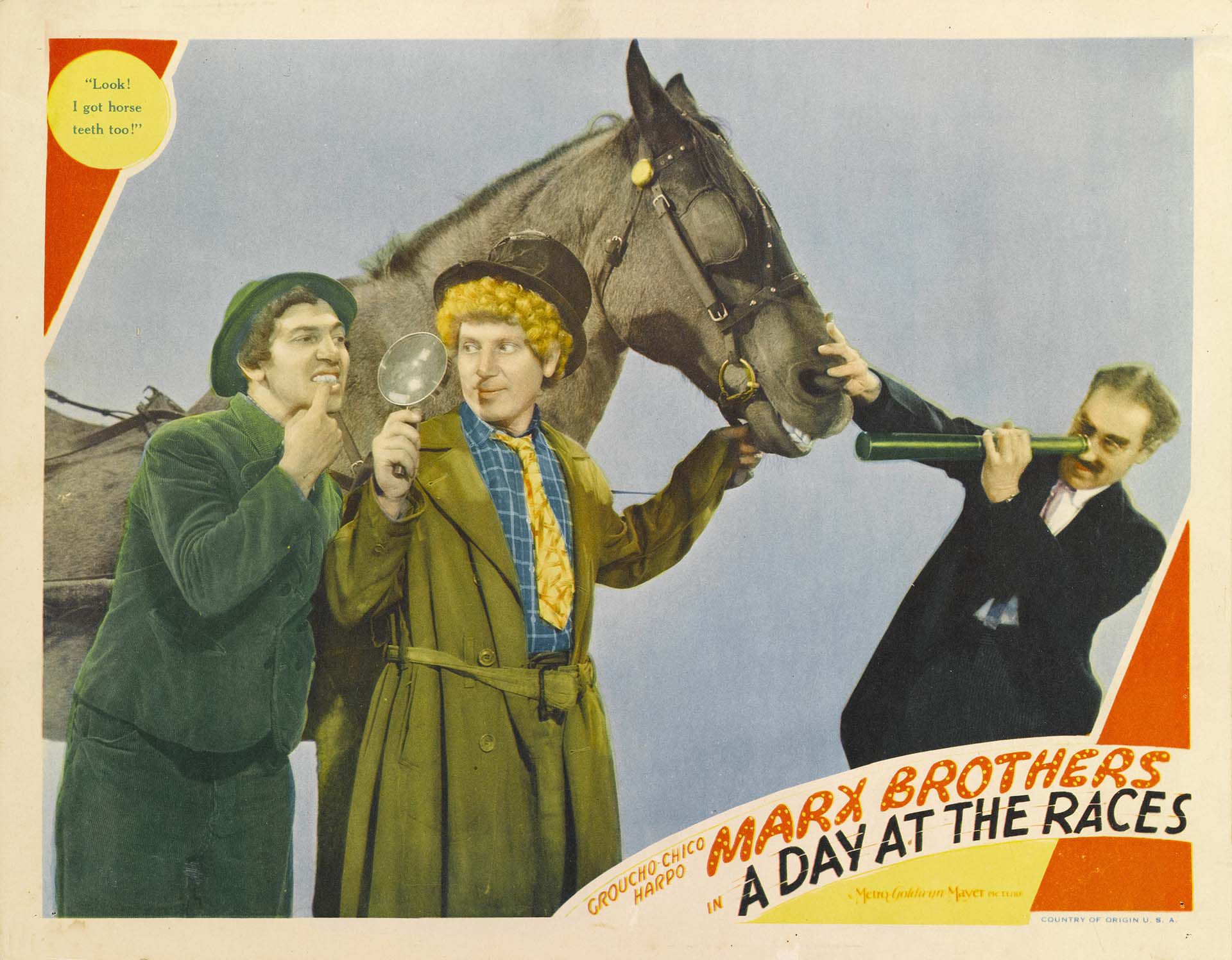 Chico, Harpo and Groucho Marx -ya sin Zeppo, que solo actuÃ³ en las primeras cinco pelÃ­culas- en el film de 1937 "Un dÃ­a en las carreras"(Photo by Movie Poster Image Art/Getty Images)
