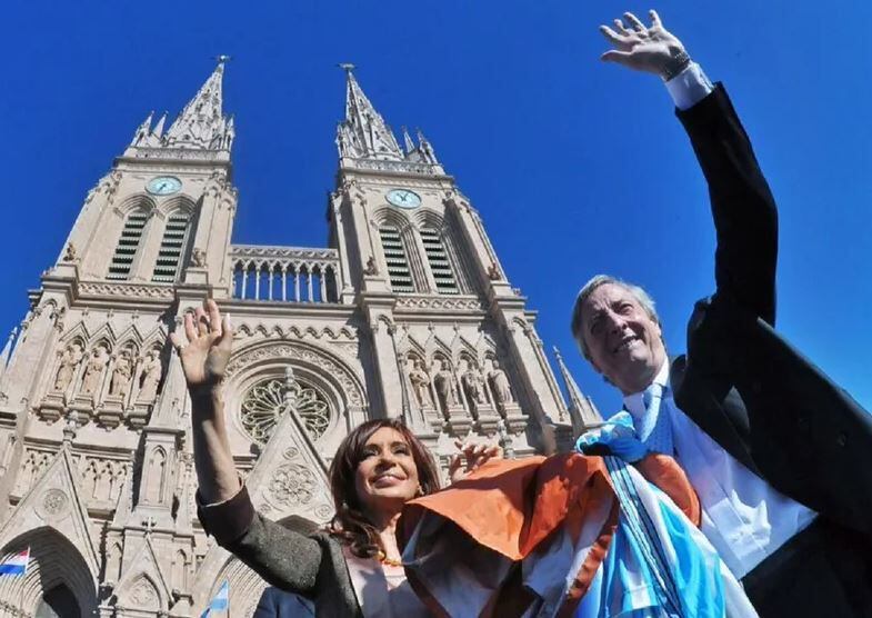 Cristina y Néstor Kirchner. Detrás, la Basílica de Luján
