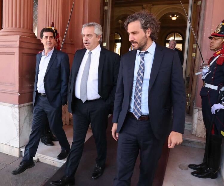 El presidente y dos de sus principales hombres de confianza: el ministro del Interior, Eduardo De Pedro, y el jefe de Gabinete, Santiago Cafiero.