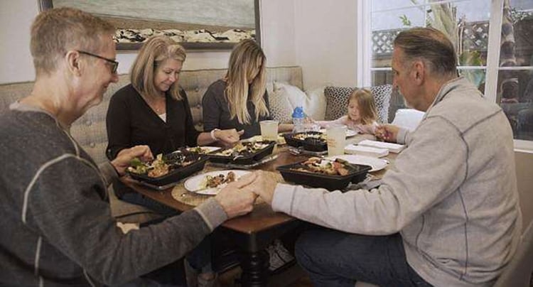 Mike Bender toma la mano de Craig Coley durante una reunión familiar en la casa que el detective y su esposa Cynthia tienen en Carlsbad