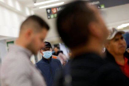 El equipaje será desinfectado con sanitizante a base de cuaternario de amonio una vez que haya sido pesado y etiquetado. (Foto: Reuters/ Carlos Jasso)