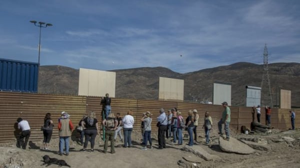 Turistas se congregan en la frontera entre México y Estados Unidos para ver los prototipos del muro. (AP)