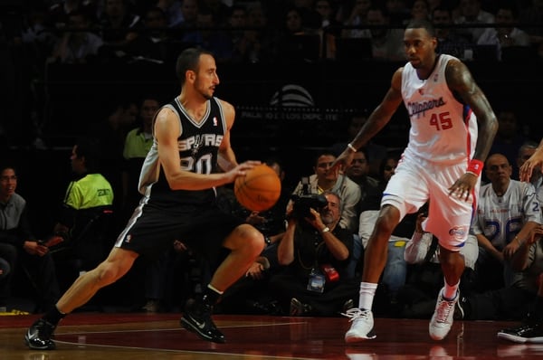 Butler enfrentando a Emanuel Ginóbili en su etapa en Los Ángeles Clippers (Getty Images)