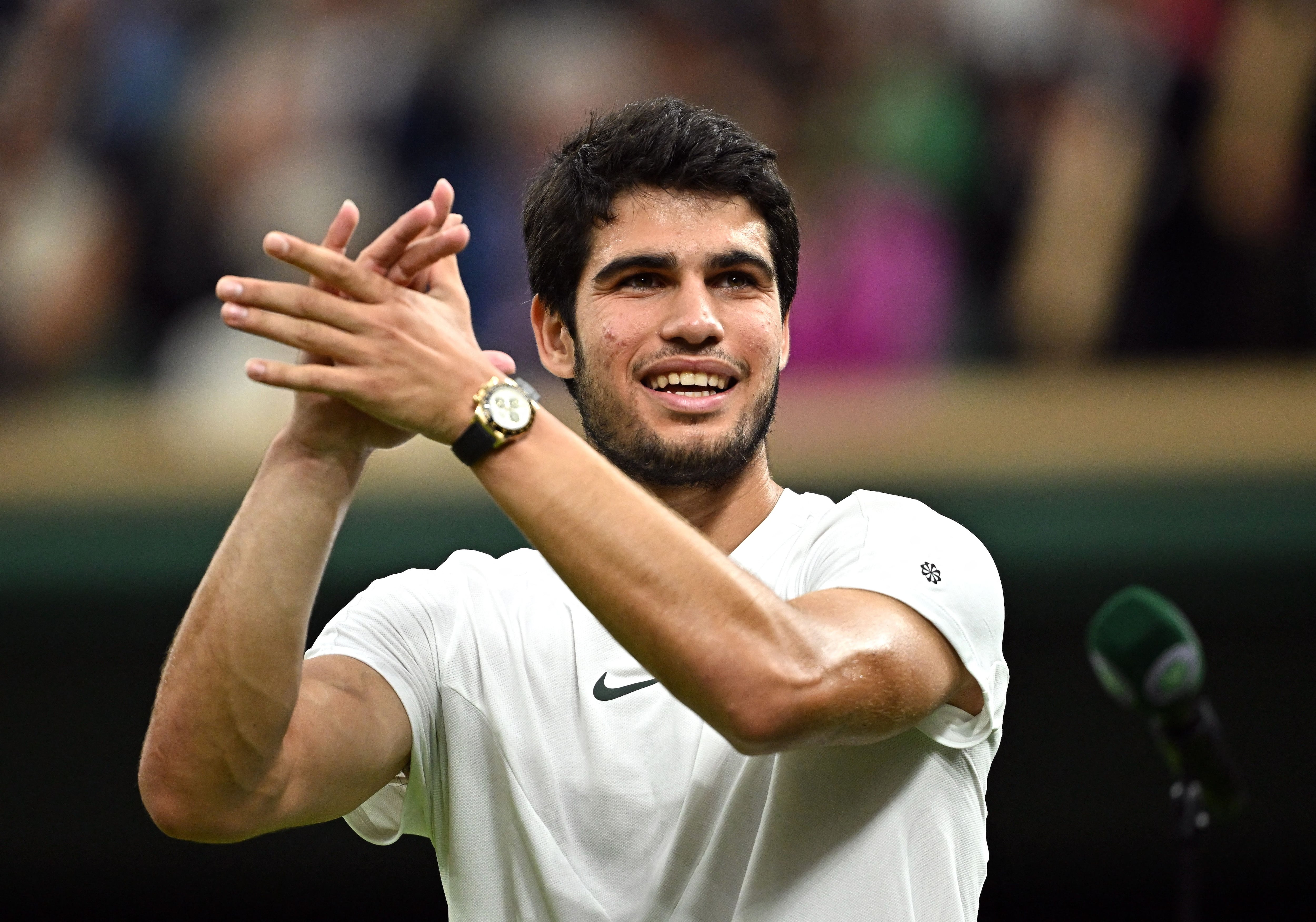 Alcaraz celebra su pase a la final de Wimbledon (REUTERS).