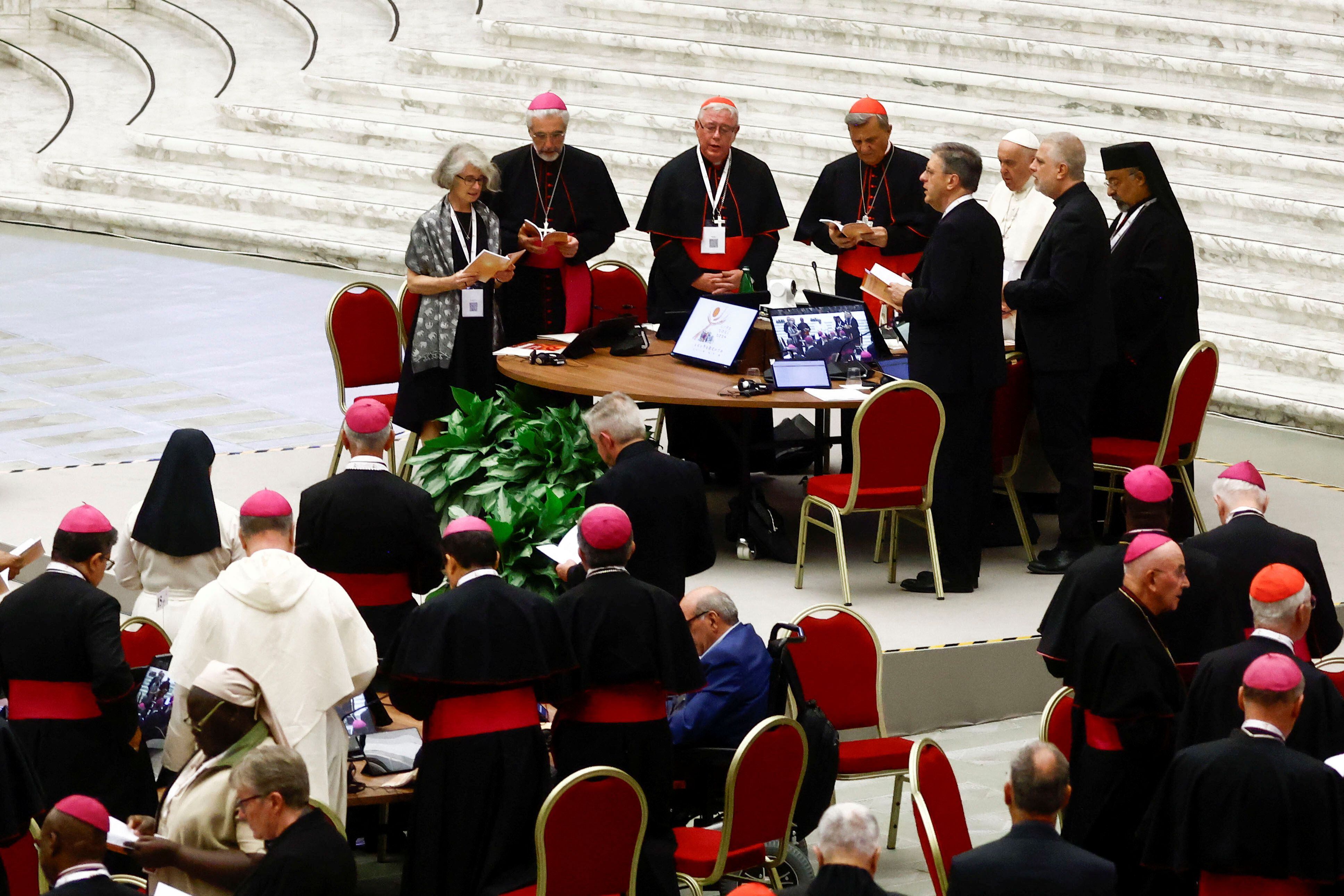 El papa Francisco asiste a la Primera Congregación General del Sínodo en el Aula Pablo VI del Vaticano (REUTERS/Yara Nardi)