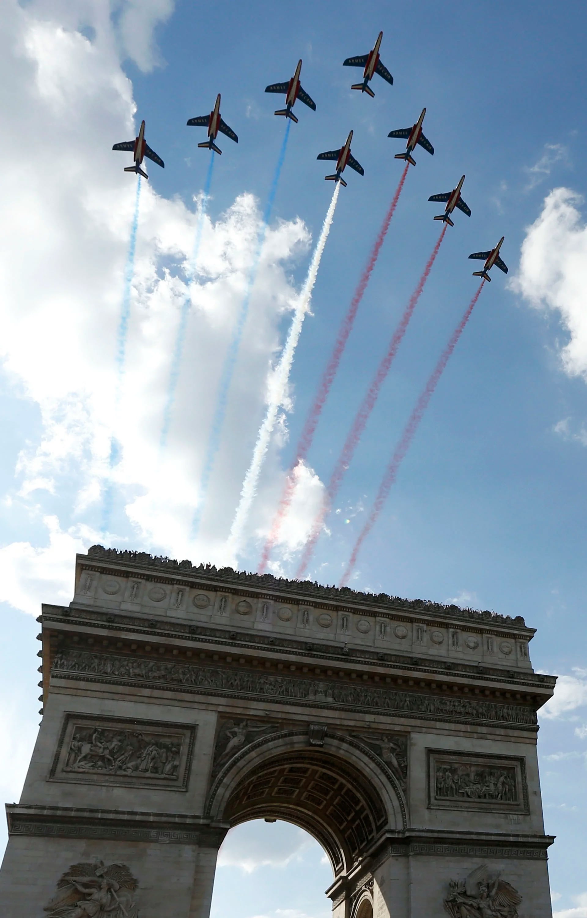 Los aviones pintaron el cielo con la bandera de Francia (Reuters)