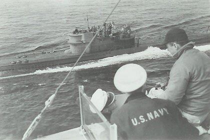 El submarino U 234 rindiéndose frente a los oficiales del USS Sutton cerca del puerto de Portsmouth