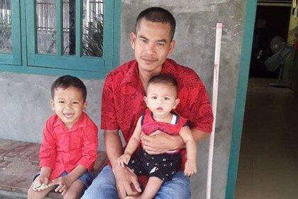 Josua Hutagalung con sus dos hijos. Foto Facebook.